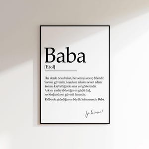 Puede incluir: Impresión de arte imprimible en blanco y negro con la palabra "Baba" en letras grandes y en negrita, que significa "padre" en turco. El texto a continuación define la palabra como una fuente de fuerza y apoyo. La impresión incluye la firma "Iyi ki varsin!" que se traduce como "¡Gracias por estar ahí!" en turco.