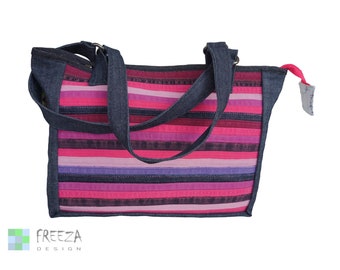 Upcycled denim schoudertas: roze patchwork jeansdraagtas