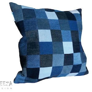 Puede incluir: Almohada de mezclilla azul con un patrón a cuadros. La almohada está hecha de diferentes tonos de tela de mezclilla azul.