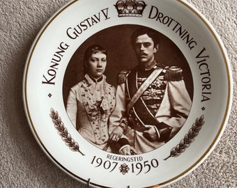Plate with the royal couple.  Northern Collectors Association Series A. Numbers 1-22.  With rear suspension.  Staffordshire Barratt, Eng