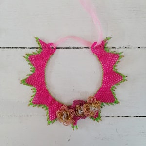 Collar choper mujer cristales rosa y verde con flores doradas, modelo collar.