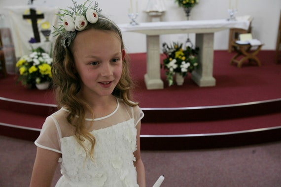 baby//girl white headband flower girl// bridesmaid// 1st commuion// hair garland