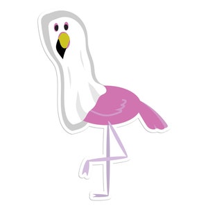 Può includere: Un fenicottero rosa che indossa un costume da fantasma bianco. Il fenicottero ha una gamba piegata e l'altra dritta.