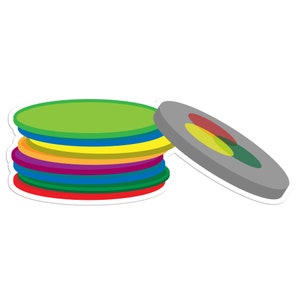 Può includere: Un mucchio di dischi rotondi colorati con un solo disco sdraiato di lato. I dischi sono verdi, gialli, arancioni, viola, blu e rossi.