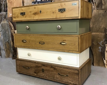 Kommode „Charlotte“ aus Massivholz mit Schubkästen in antikem Stil