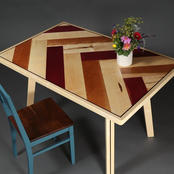 Eettafel "Lieselotte" gemaakt van esdoorn, kersenboom en kostbaar hout in visgraatontwerp