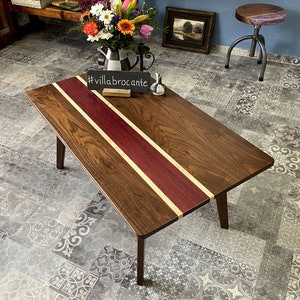 Couchtisch „Lilith“ aus Nussbaum mit Edelholz-Streifen im Mid-Century-Stil