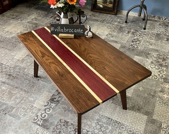 Table basse « Lilith » en noyer avec rayures en bois précieux dans un style du milieu du siècle