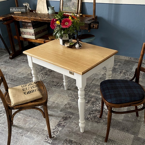 petite table de cuisine « Pinocchio » en bois de chêne dans le style maison de campagne