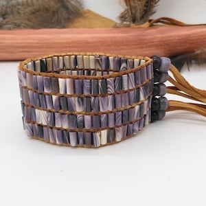 本物のハンドメイド、マサチューセッツ産クアホッグ・ワムプムブレスレット（鹿革紐付き）～手首6.5インチ以上の方にフィット～伝統的な装飾品