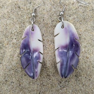 Puede incluir: Una taza de cerámica blanca con un asa negra y el texto "But First, Coffee" en negro, en negrita. La taza está sobre una superficie blanca.