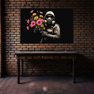 Puede incluir: Una ilustración en blanco y negro de una persona con una máscara de gas y sosteniendo un ramo de flores rosas y amarillas.