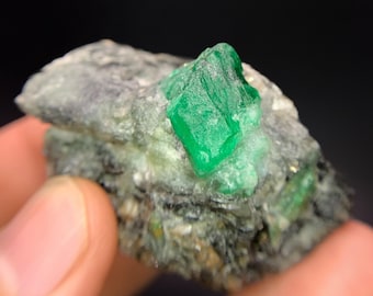 Swat Emerald Specimen: Raw Green Crystal, Pakistan Origin