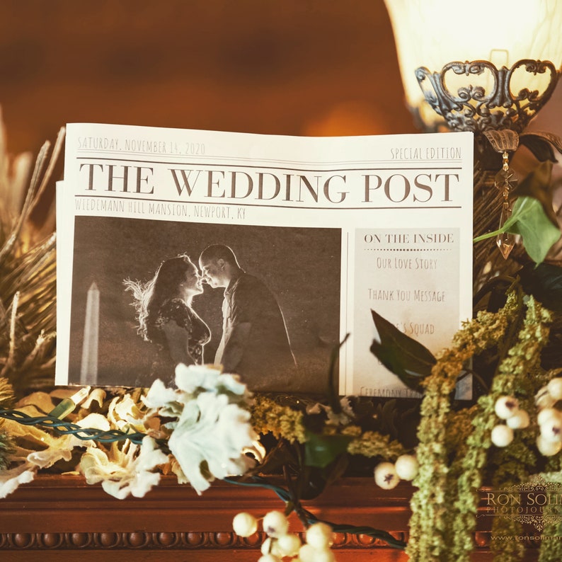 Puede incluir: Un peri&oacute;dico en tonos sepia titulado "THE WEDDING POST" con una foto de una pareja bes&aacute;ndose. El titular dice "S&Aacute;BADO, 14 DE NOVIEMBRE DE 2020". El texto adicional incluye "WIEDEMANN HILL MANSION, NEWPORT, KY" y "ON THE INSIDE: OUR LOVE STORY."
