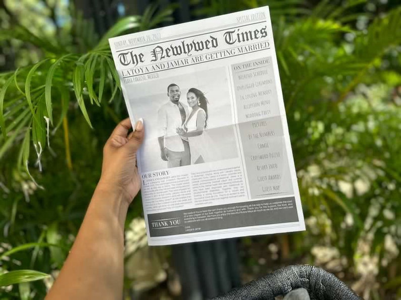 Puede incluir: Una persona sostiene un anuncio de boda estilo peri&oacute;dico, titulado "The Newlywed Times". El titular dice "Latoya and Jamar are getting married". La foto en blanco y negro muestra a la pareja. El peri&oacute;dico incluye detalles de la boda.