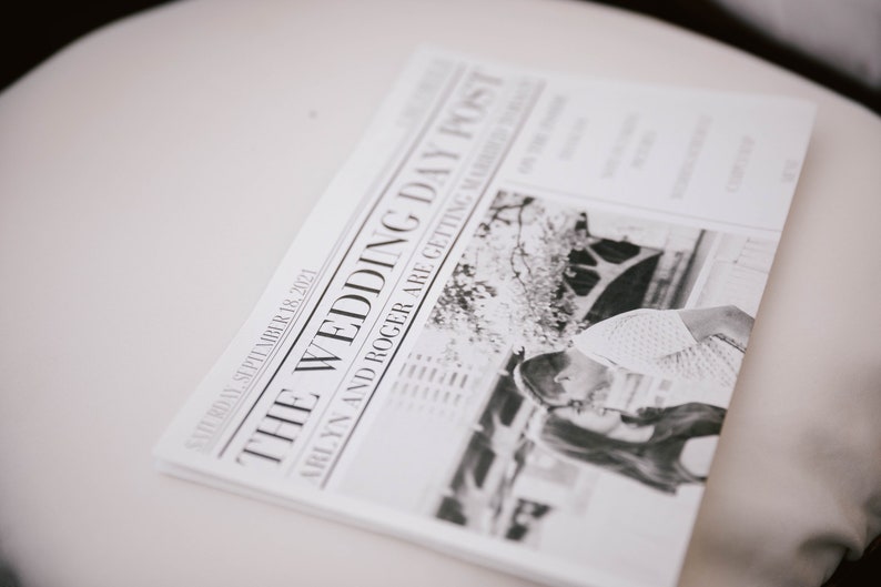 Puede incluir: Un peri&oacute;dico en blanco y negro titulado "THE WEDDING DAY POST" con la fecha "S&Aacute;BADO 18 DE SEPTIEMBRE DE 2021". El titular dice "ARLYN AND ROGER ARE GETTING MARRIED". La imagen muestra a una pareja bes&aacute;ndose.