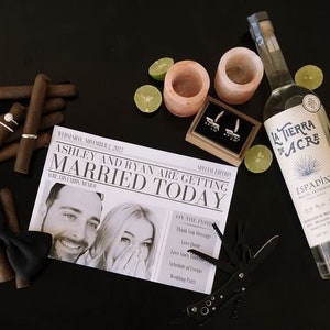 Pode incluir: Uma composição com tema de casamento com charutos, anéis, uma gravata borboleta e um jornal com a manchete "CASADOS HOJE". Inclui também uma garrafa de tequila, fatias de limão e uma multi-ferramenta, tudo numa superfície preta.