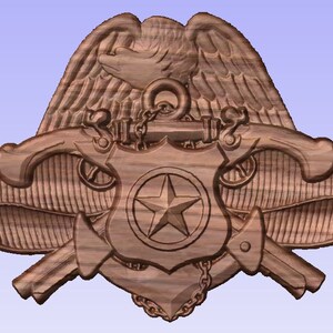 Puede incluir: Una talla de madera de un insignia de Navy Seal. El insignia presenta un escudo con una estrella, un ancla y dos pistolas cruzadas detrás. El escudo está rodeado por las alas de un águila.