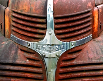 Detalle de la parrilla de una camioneta Dodge vieja y oxidada - Impresiones fotográficas