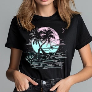 Puede incluir: Camiseta negra con un gráfico de palmeras en una isla con una puesta de sol rosa y azul.