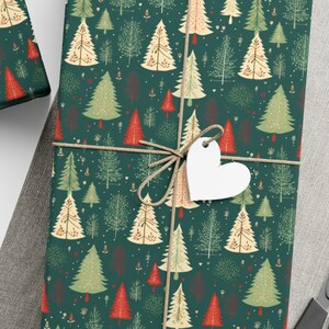 Elegantes Weihnachtsgeschenkpapier mit Weihnachtsbäumen - Festliche Geschenkverpackung für eine stilvolle Weihnachtszeit, Geschenkpapiere