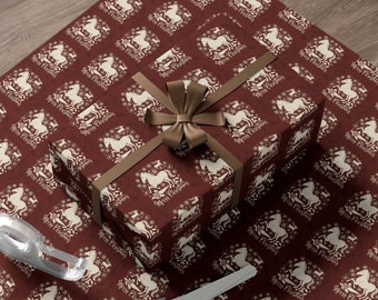 Puede incluir: Una bandeja de madera marrón con papel de regalo estampado en rojo y blanco. Una caja de regalo marrón con un lazo marrón está encima del papel de regalo. Un par de tijeras plateadas está sobre el papel de regalo.