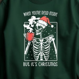 Bluza unisex premium „When You&#39;re Dead Inside But It&#39;s Christmas” z okrągłym dekoltem Skeleton Coffee