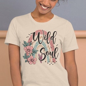 Wild Soul Unisex t-shirt, Wild Soul T-shirt | Boho Style Rainbow en Flowers Graphic Tee, Wild Soul Rainbow Floral T-shirt voor dames