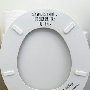 Kom dichterbij vriend, het is korter dan je denkt grappige wc-deksel vinyl sticker badkamer decor decoratie vulgaire humor voor volwassenen