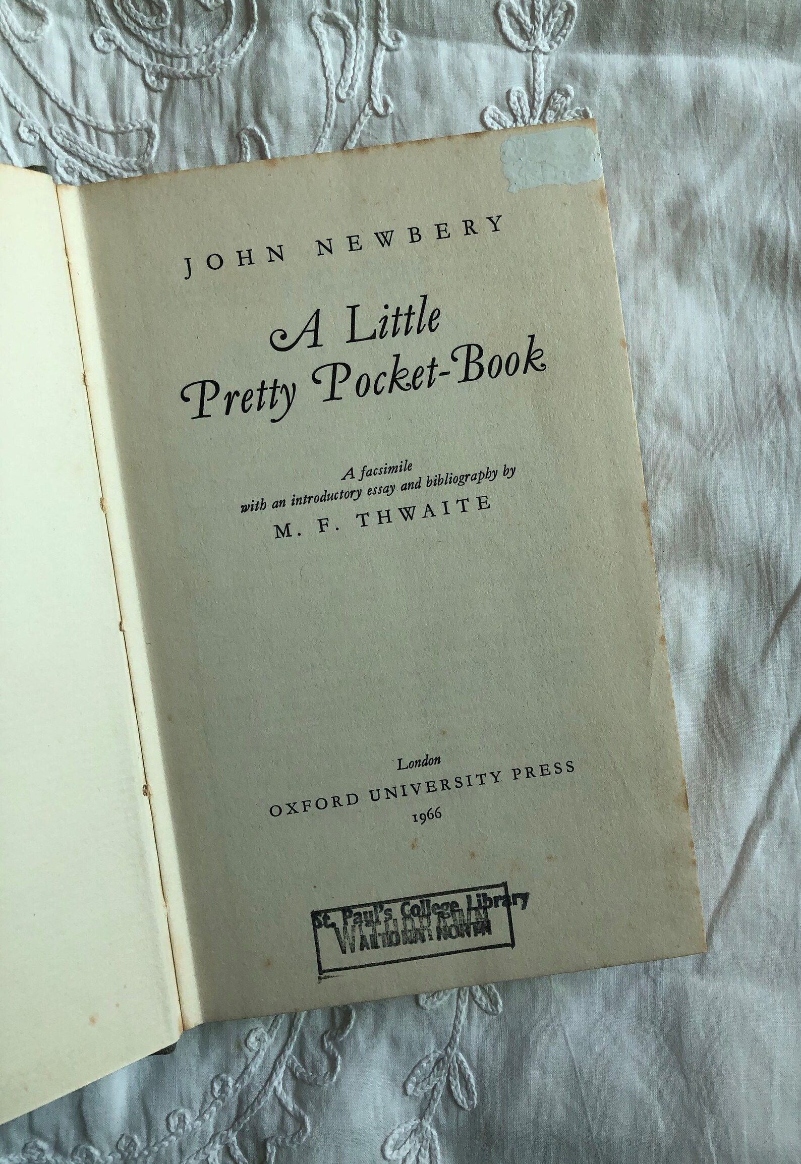A Little Pretty Pocket Book de John Newbery, édition fac-scimilé de ...