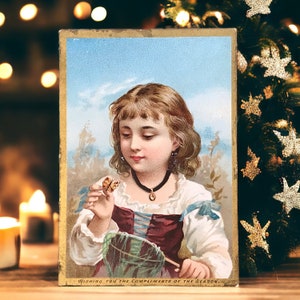 Carte de Noël victorienne ancienne d'une jeune fille avec un papillon, belle chromolithographie de Noël vintage, vœux de la saison