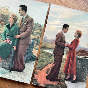 Paar französische Vintage-Postkarten für den Valentinstag, unbenutzte handkolorierte Karten von 1930er Jahren zum Ausstellen, für Scrapbook- und Junk-Journal-Artikel