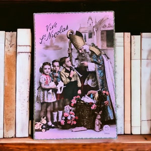 Französische Vintage St. Nikolaus Weihnachtspostkarte, echte Fotopostkarte für die Feiertage, RPPC mit Kindern und einem Korb mit Spielzeug