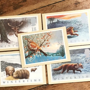 Wintertime PQQ Postkarten-Set von Royal Mail, Briefmarken mit Damhirsch, braunem Hasen, Fuchs, Rotkehlchen und walisischem Bergschaf