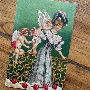 Antike viktorianische Valentinstag Postkarte mit roten Herzen und Engeln, die einen Liebesbrief überbringen, benutzte geprägte Vintage Karte, senden oder zeigen