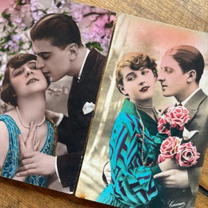 Paar 1920er Jahre französische Paare Vintage Postkarten für Valentinstag, handkolorierte Blumenkarten für Display, Scrapbook- und Junk-Journalzubehör