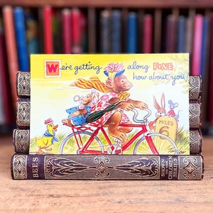 Vintage Comic Postkarte von Arnold Taylor für Bamforth, niedliche Tiere und Affen auf einem Fahrrad, vom Künstler signierte Karte, die Merry Message Serie