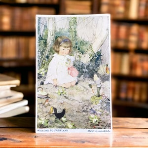 Welcome To Fairyland Vintage Postkarte von Muriel Dawson, unbenutzte Fee Karte aus der Glückliche Stunden Serie von The Medici Society, zur Kinderzimmerdekoration