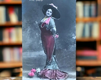 Vintage postcard of actress Elisa Romero, glamourous singer of risqué songs, Edwardian era Spanish Cupletista, antique hand tinted RPPC