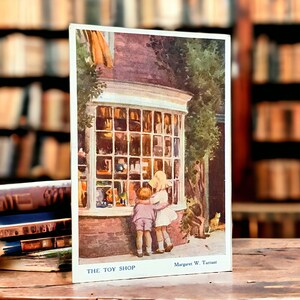 The Toy Shop unbenutzte Vintage Postkarte von Margaret Tarrant, aus der Playtime-Kartenserie, herausgegeben von The Medici Society, Kinderzimmerdekor