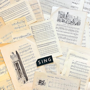 以下が含まれることがあります： 様々なサイズとスタイルのヴィンテージ楽譜のコレクション。ページは経年劣化で黄ばんでおり、楽譜、イラスト、曲名が特徴です。「SING」という文字が入った黒いタグも含まれています。