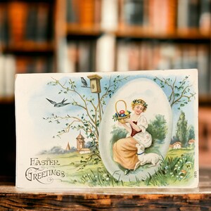 Carte postale vintage de voeux de Pâques avec Marie et son agneau, jeune bergère avec un panier d'oeufs colorés, une belle carte à exposer ou à offrir