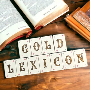 Zeldzame vintage Gold Lexicon alfabet letter speelkaarten, flatlay rekwisieten, display en meer, mixed media collage en assemblage kunstvoorraad