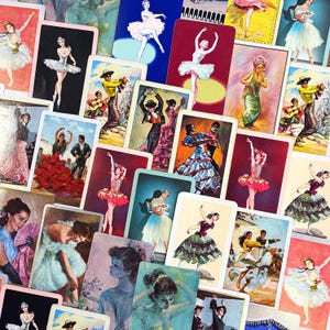 Peut inclure: Un ensemble de cartes à jouer vintage illustrant divers danseurs, notamment des ballerines, des danseurs de flamenco et des couples dansant. Les cartes sont imprimées sur un fond blanc avec des illustrations colorées.
