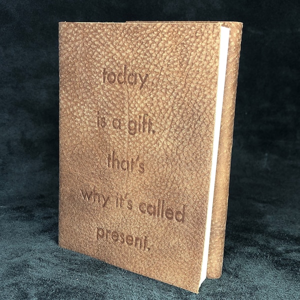 A6 | "today is a gift. that"s why it"s called present" | Notizbuch | Leder | Quote | Tagebuch | Softcover | 360 Seiten | made in Berlin |