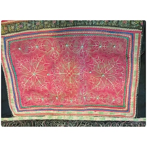 Portabebés Hmong tribal vintage en el norte de Vietnam, área de Dien Bien