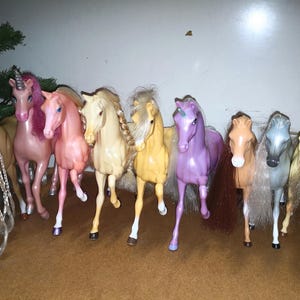 Horse figures, medium-sized horses, large carriage - in original condition, Barbie/Simba and others.