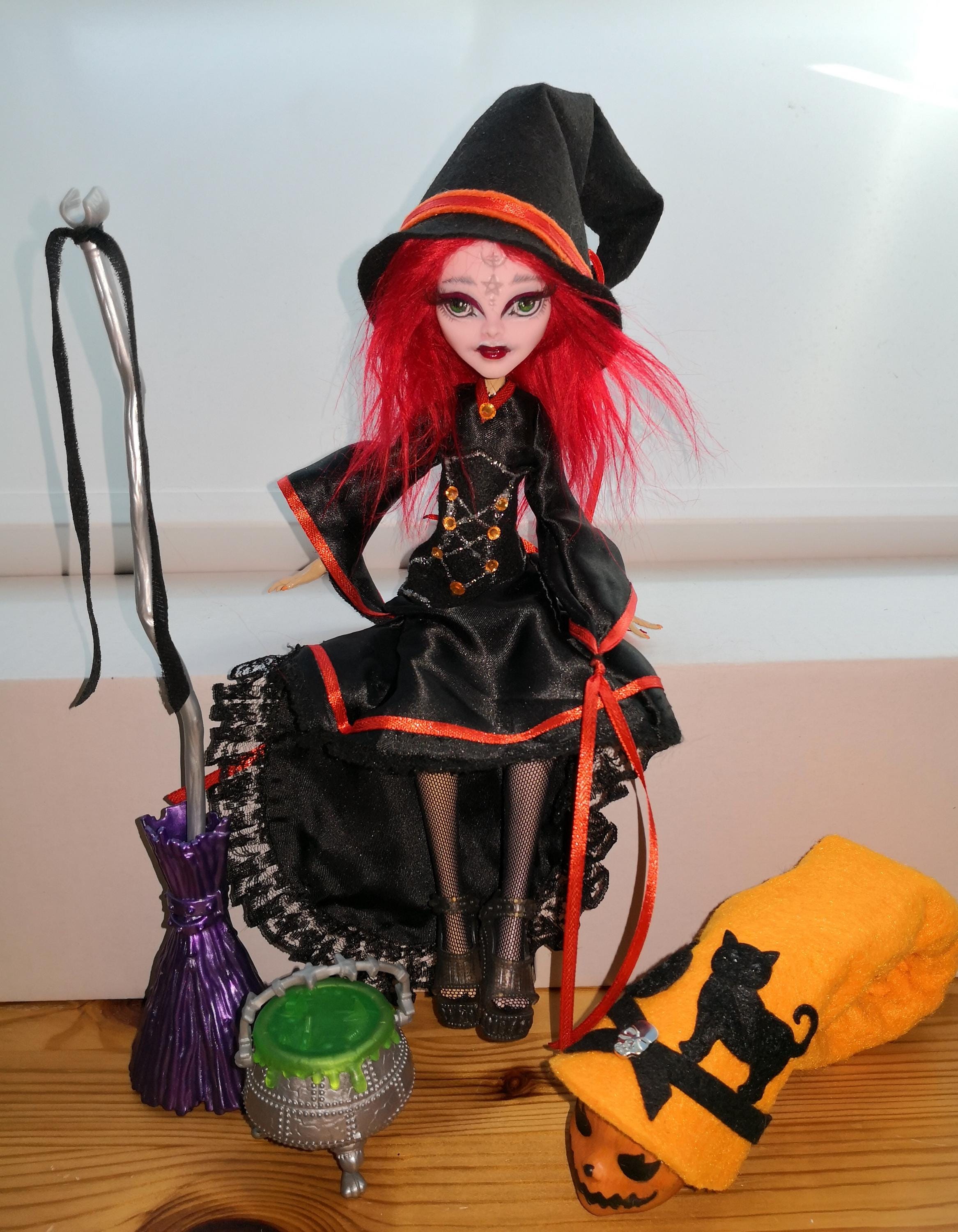 Monster High Doll Halloween WITCH or MAID With Pumpkin Head  display picture 3