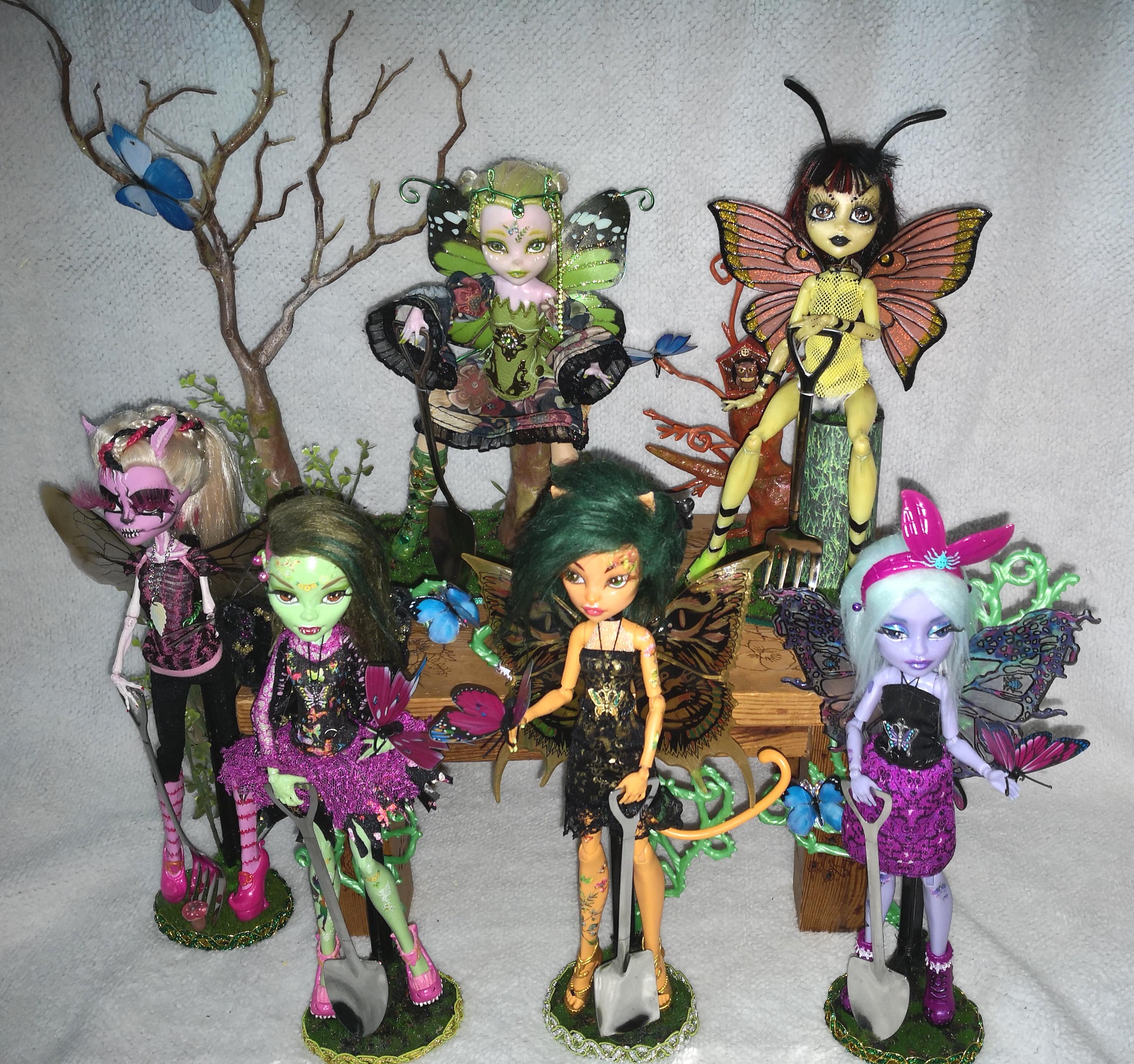Monster High Garden Ghouls Dolls With Display/diorama and Rake