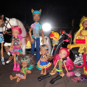 Monster High large werewolf family Clawd, Clawdeen, Howleen also smaller, Clawdia and 2 Pawla&#39;s, 1 scooter, 1 horse